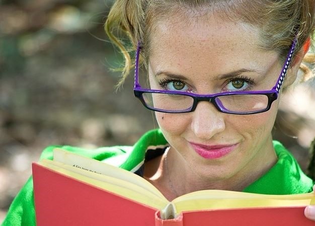 Internationale Studiengänge: Worauf Studenten achten sollten - Frau Buch Lesen Studium Brille.