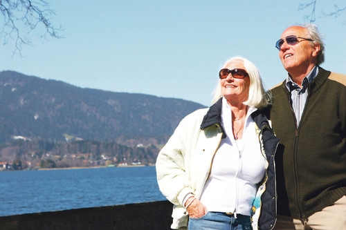 Immer mehr Rentner arbeiten - berge blauer himmel brille ehepaar frau grau mann partner pensioni rentner rentnerin see senior senioren sonnenbrille.