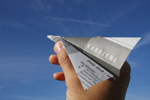 Arbeitskosten steigen immer schneller - arbeit arbeitsstelle aufsteiger aufstieg aufwärts aufwärtstrend ausbildung beförderung beruf bewerbung blau business erfolg festhalten flieger flug flugzeug fortbildung hand help herausforderung himmel job karriere karrieresprung konzepte kreativ lohnerhöhung luftpost mensch motivation papier papierflieger posten reise sendung vermittlung weiterbildung werbung werfen zeitung ziel.