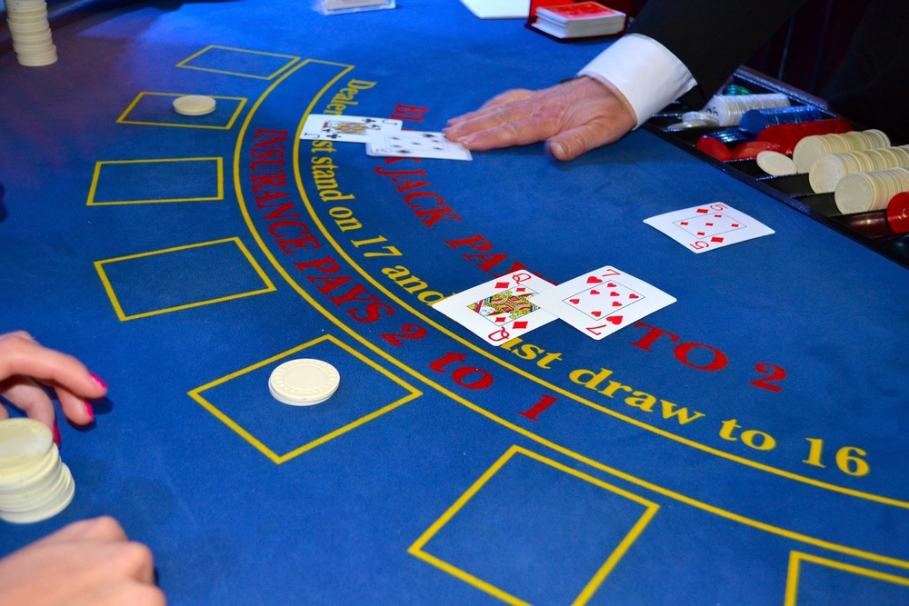 Zu den Klassikern unter den Berufen im Casino zählt vor allem der Croupier.