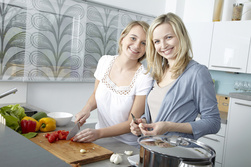 Immer weniger Köche in Deutschland - bolognese, fleisch, frau, freundinnen, freundlich, gesund, gut, haus, heiss, herd, hübsch, italienisch, kochen, kochplatte, kosten, küche, lachen, löffel, modern, neu, nudel, nudeln, paprika, pfanne, salat, schmecken, sexy, spaghetti, sugo, tomaten, topf, umrühren, wg, wohngemeinschaft, zwiebel.