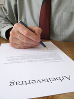 Ferienjobs Arbeitsamt - abkommen abschluss abschlussvereinbarung arbeit arbeitgeber arbeitnehmer arbeitsstelle arbeitsvertrag ausbildender autogramm azubi bekommen beruf berufsabschluss bewerbungsbogen buchstabe business computer dokument erfolg finanzen finger formular hand handschrift hemd innenaufnahme konferenz kopf krawatte kunde lehrabschluss lehre lesen nahaufnahme papier protokoll schreiben stift tisch unternehmen unterschreiben unterschrift vereinbarung vereinbarung unterschreiben vertrag vertrag unterschreiben vertragsab.