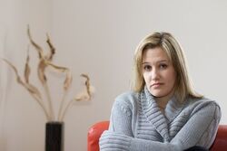  Arbeitslosenzahlen im Winter nahezu unverändert - Heizungsausfall, Kälte, Winter, Bibbern, zittern, warmer Pullover, warme Kleidung, Frieren, Frost.