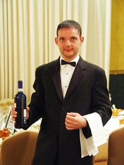 Ferienjobs - Nur junge Männer, Nur ein Mann, Abendgarderobe, Bedienungspersonal, Dienstleistungsberuf, Oberkörperaufnahme, Vertikal, Eine Person, Rotwein, 20-30 Jahre, Junge Männer, Nur Männer, Elegante Kleidung, Festlich gekleidet, Kellner, Kleidung, Fliege, Glühend, Restaurant, Gastronomieberuf, Schwarz, Europäischer Abstammung, Farbe, Arbeiten, Beruf, Männlich,.