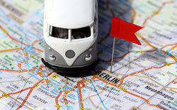 Immer mehr Berufstätige pendeln - ankommen ankunft atlas auto autobahn autobahnen berlin brandenburger bus campingbus campingurlaub deutschland erreichen fahne fahrtroute fahrtstrecke fahrtziel fähnchen hauptstadt kilometer km landkarte markierung nadel navi navigation navigationsgerät pin pinnadel pinnwand plan planung reisebus reiseroute reiseziel route strasse strassenatlas strassenkarte strassenplan straße strecke streckenplan tor urlaubsfahrt urlaubsroute urlaubsstrecke urlaubsziel wohnmobil ziel.