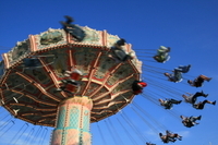 Minijobs in München - München, Deutsch, Oktoberfest, Bunt, Bewegungsunschärfe, Kettenkarussell, Spielplatzkarussell, Karussell, Drehen, Vergnügungspark, Volksfestfahrgeschäft, Aufregung, Freude, Himmel, Sommer, Auszeit, Freizeitaktivitäten, Entspannung, Spaß.