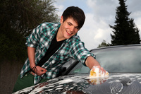 Fereinjobs ab 15 - arbeitskraft auto autopflege autowäsche einschäumen fahrzeug ferienjob freude froh helfer job jugendlicher jung kühlerhaube lachen lack lackpflege limousine mann pflege pkw putzen reiben reinigung schaum schaumig schwarz schüler spass student waschen.